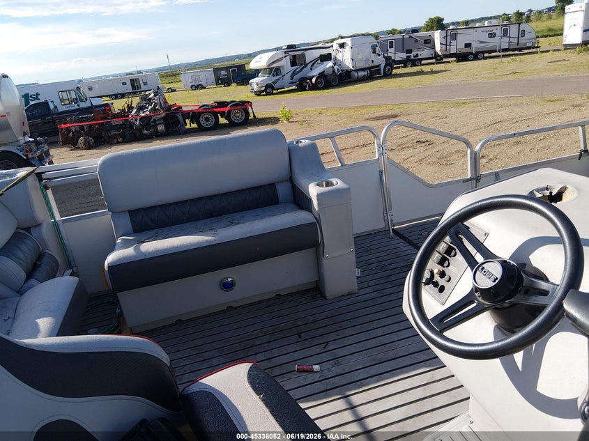 1989 LOWE PONTOON auction photo 5