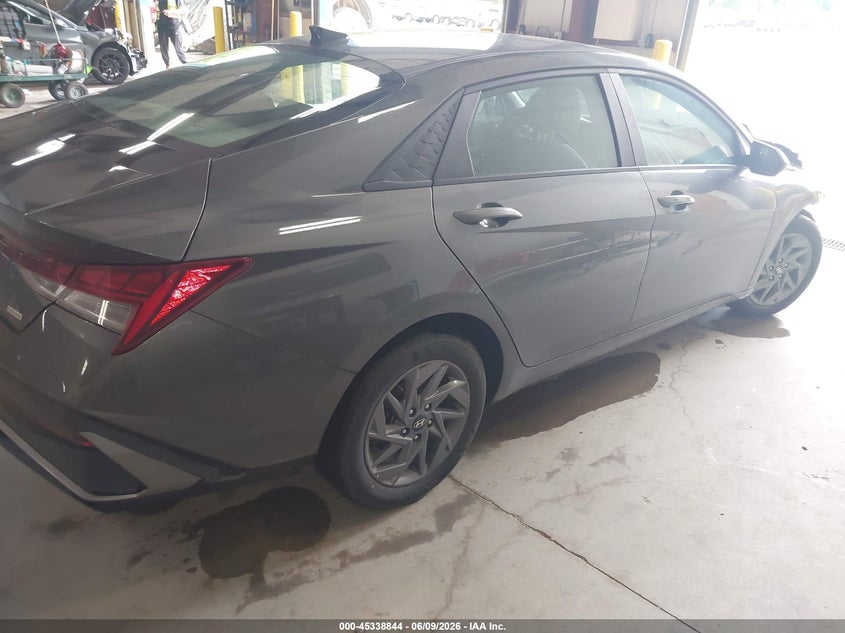 2024 HYUNDAI ELANTRA HYBRID auction photo 4