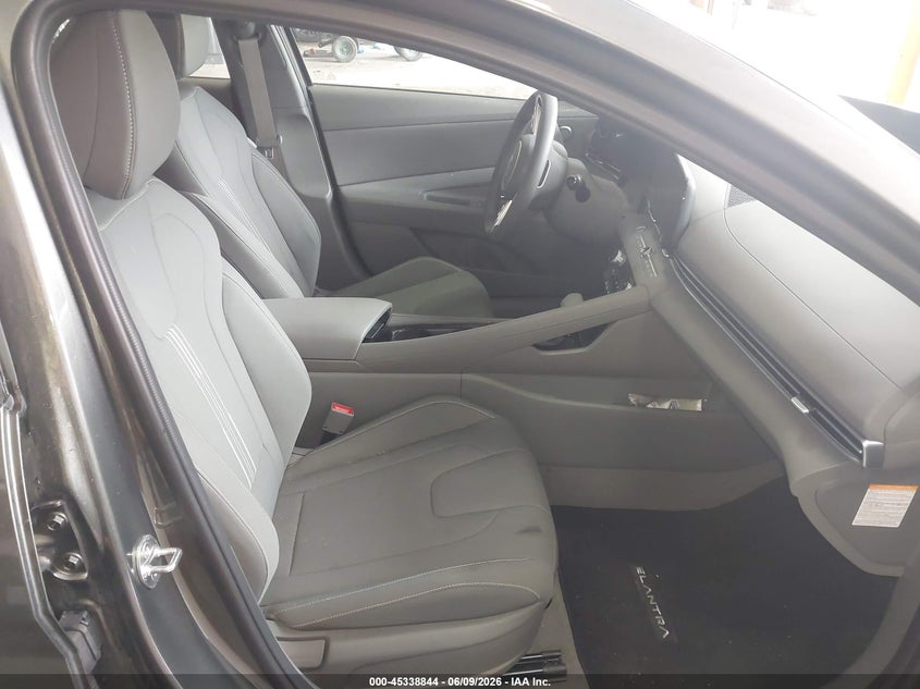2024 HYUNDAI ELANTRA HYBRID auction photo 5