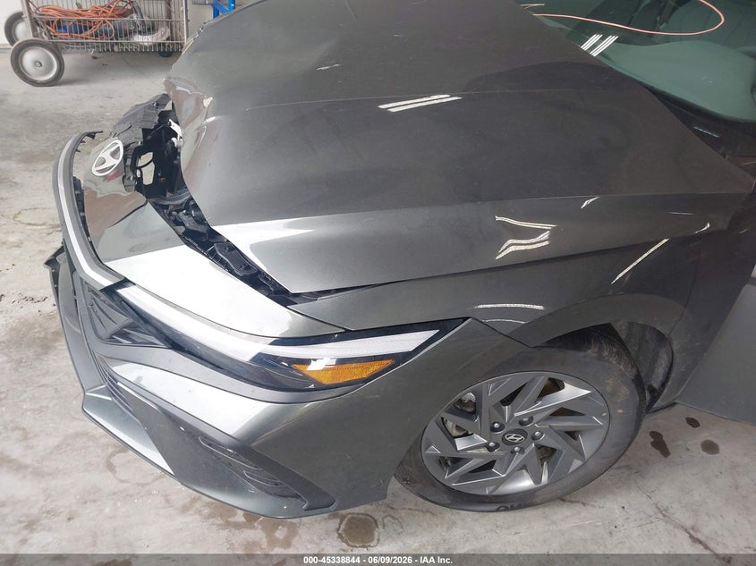 2024 HYUNDAI ELANTRA HYBRID auction photo 6