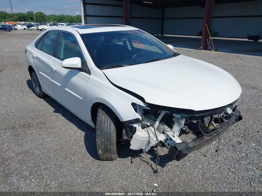 2015 TOYOTA CAMRY SE
