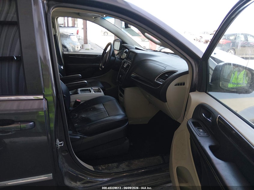 2015 CHRYSLER TOWN & COUNTRY auction photo 5