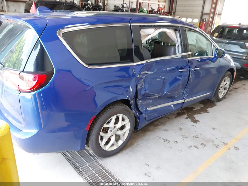 2019 CHRYSLER PACIFICA auction photo 4