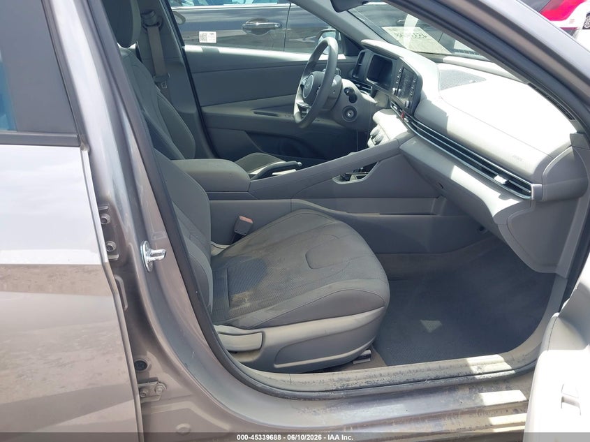 2024 HYUNDAI ELANTRA auction photo 5