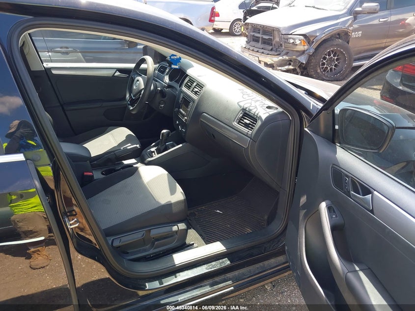 2017 VOLKSWAGEN JETTA auction photo 5