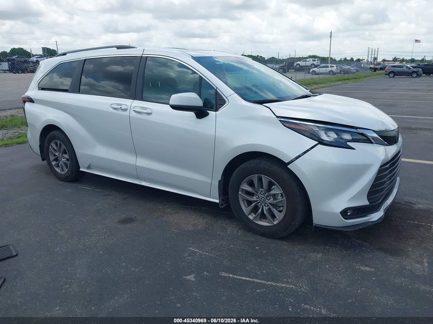 2025 TOYOTA SIENNA XLE
