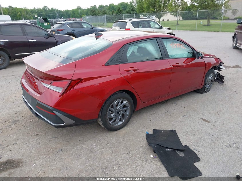 2024 HYUNDAI ELANTRA auction photo 4