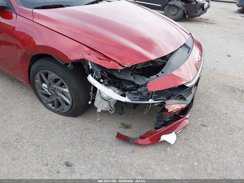 2024 HYUNDAI ELANTRA auction photo 6