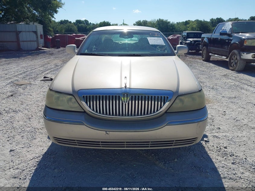 2004 Lincoln Town Car Signature VIN: 1LNHM81W54Y686709 Lot: 45342219