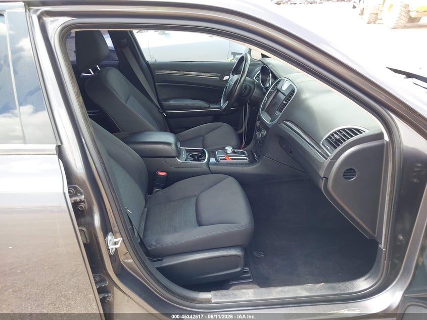 2019 CHRYSLER 300 auction photo 5