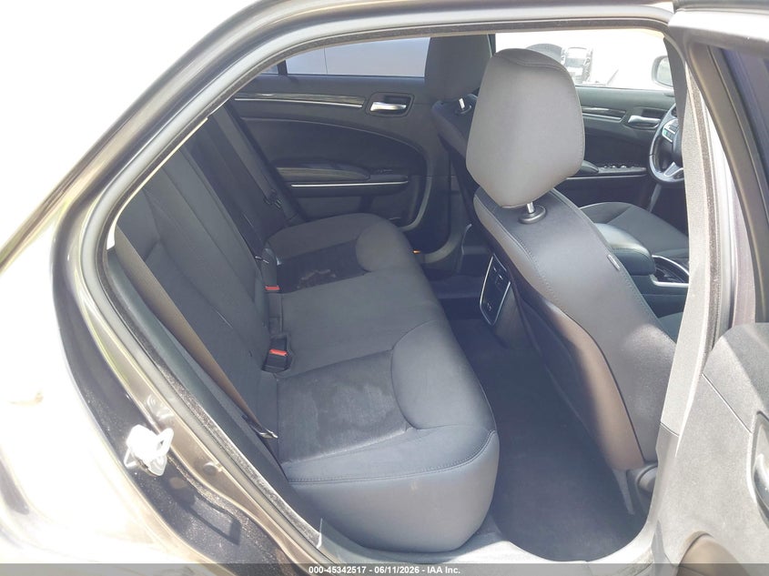 2019 CHRYSLER 300 auction photo 8