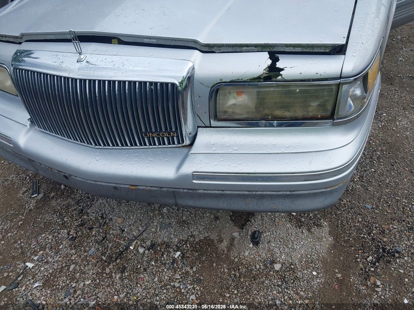 1995 Lincoln Town Car Signature/Spinnaker VIN: 1LNLM82W5SY689096 Lot: 45343231