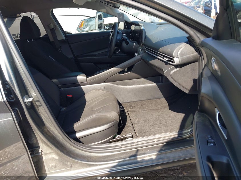 2024 HYUNDAI ELANTRA auction photo 5