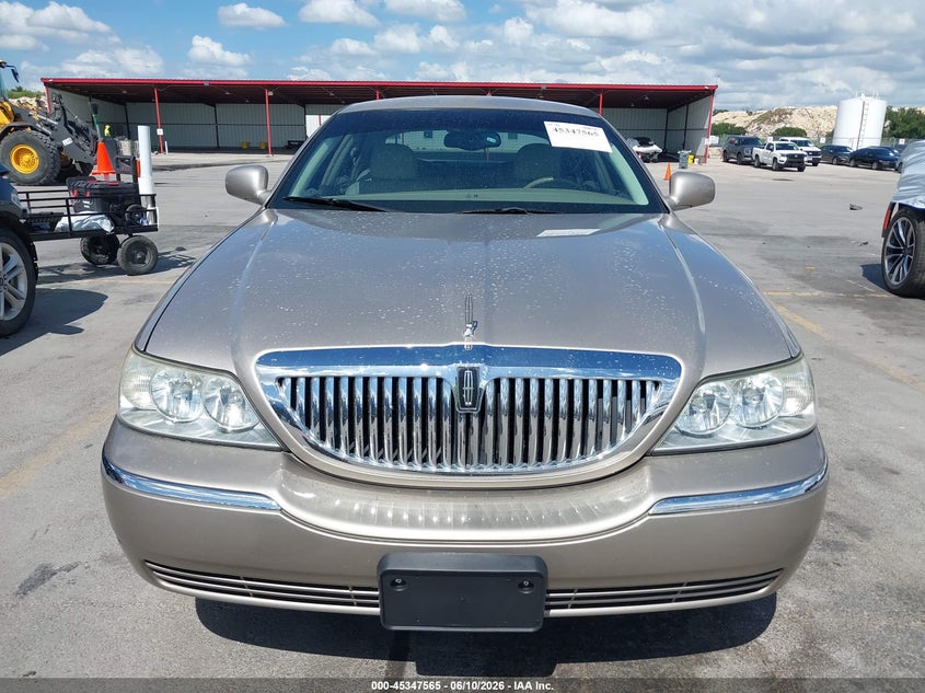 2003 Lincoln Town Car Executive VIN: 1LNHM81W33Y670426 Lot: 45347565