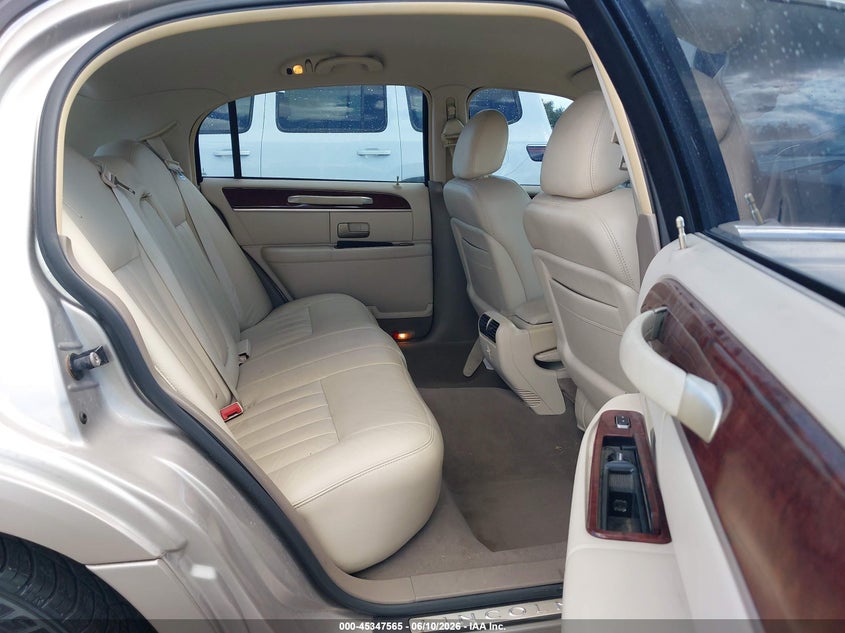 2003 Lincoln Town Car Executive VIN: 1LNHM81W33Y670426 Lot: 45347565