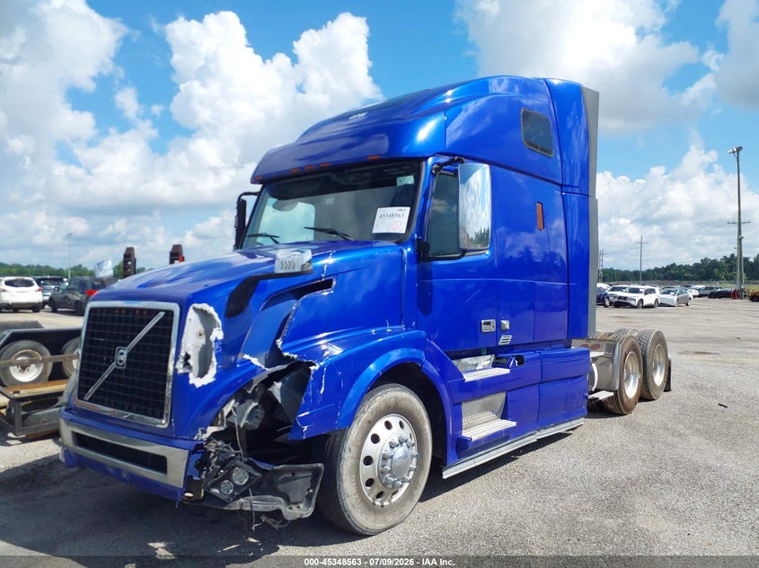 2013 VOLVO VN auction photo 2