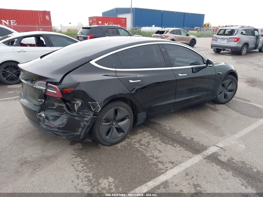 TESLA MODEL 3 - zdjęcie 4