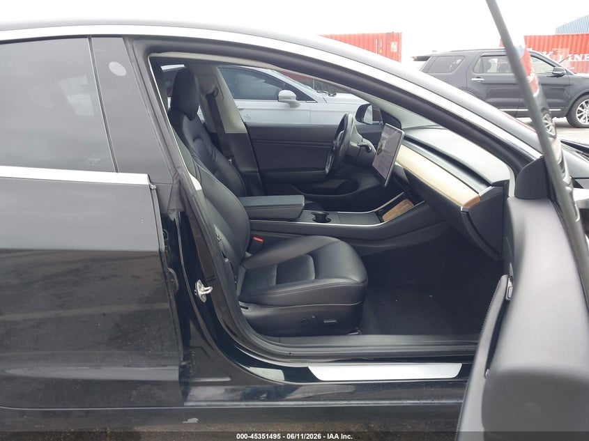 TESLA MODEL 3 - zdjęcie 5
