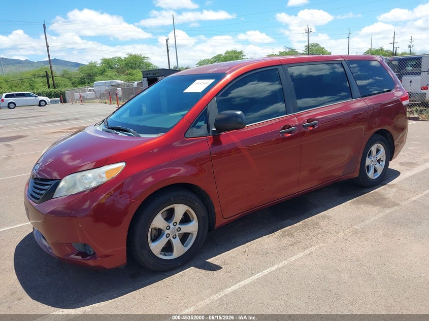 2013 TOYOTA SIENNA auction photo 2