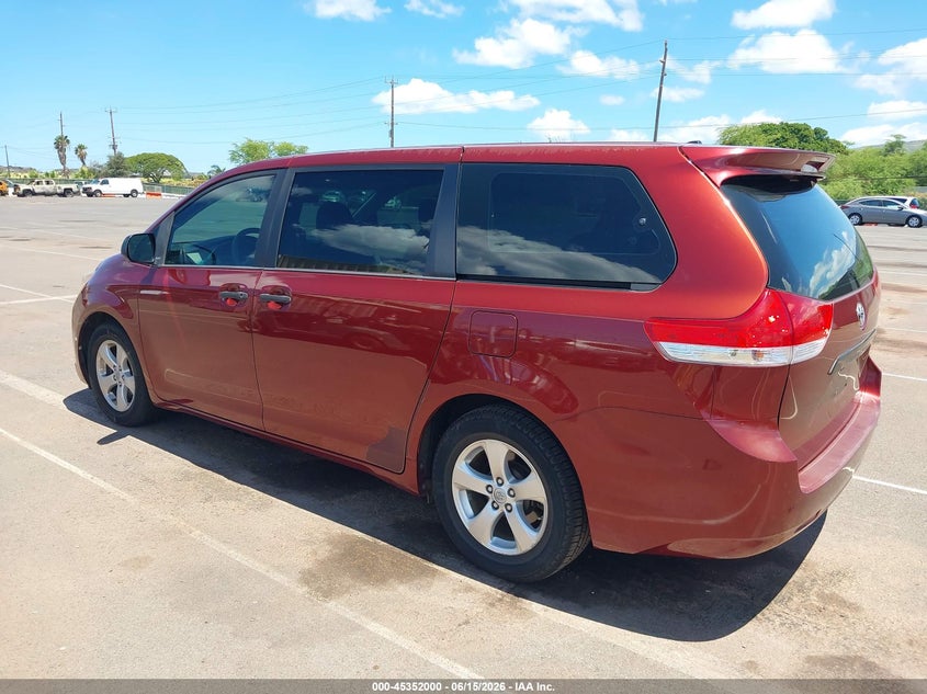 2013 TOYOTA SIENNA auction photo 3