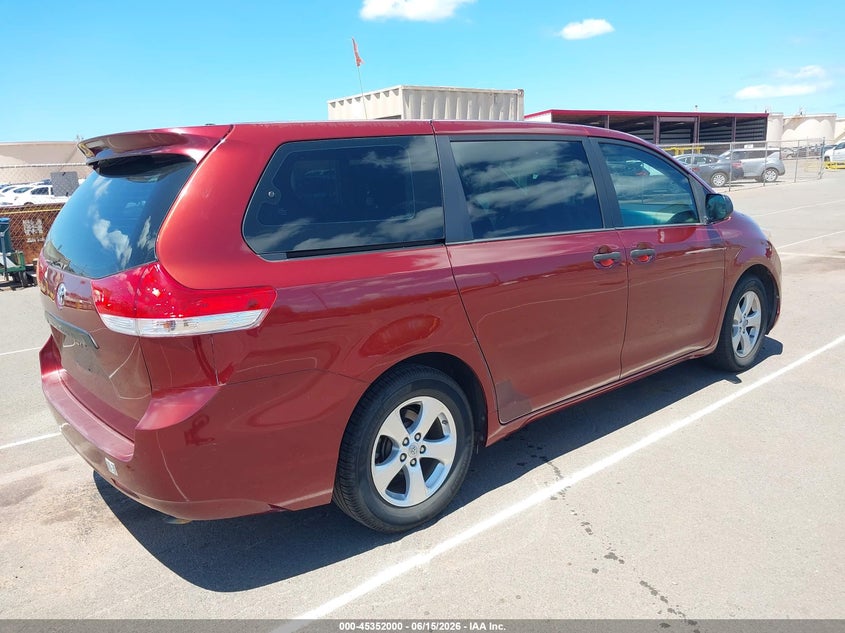2013 TOYOTA SIENNA auction photo 4