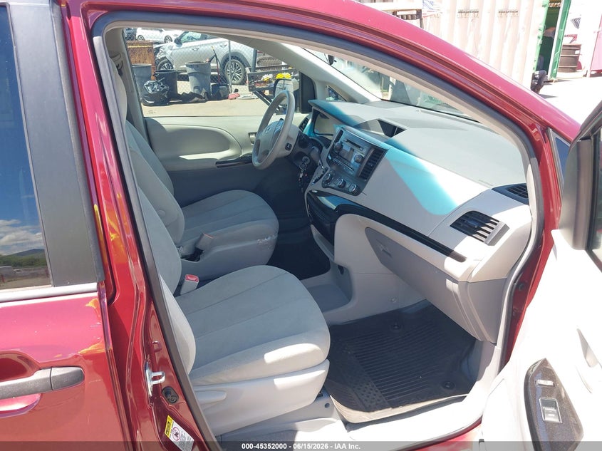 2013 TOYOTA SIENNA auction photo 5