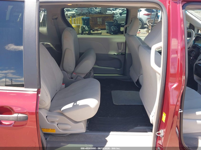 2013 TOYOTA SIENNA auction photo 8