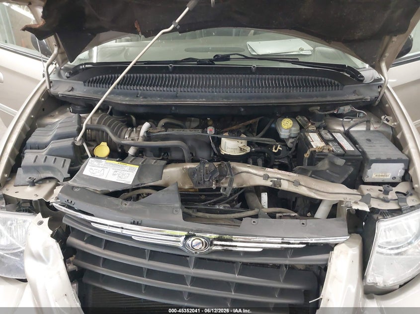 2005 Chrysler Town & Country Touring VIN: 2C4GP54L15R260285 Lot: 45352041