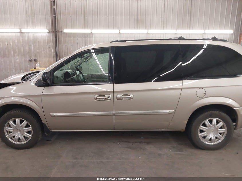 2005 Chrysler Town & Country Touring VIN: 2C4GP54L15R260285 Lot: 45352041