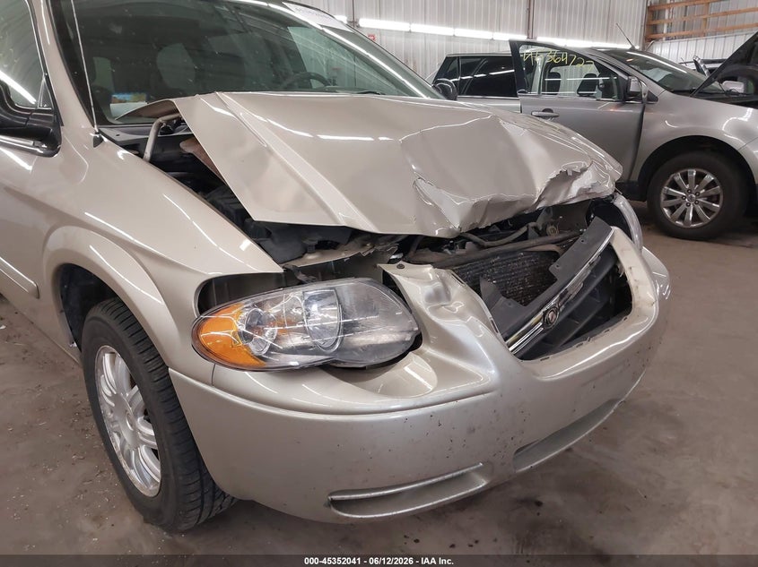 2005 Chrysler Town & Country Touring VIN: 2C4GP54L15R260285 Lot: 45352041