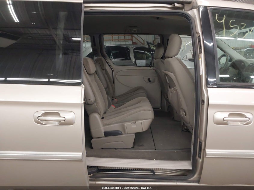 2005 Chrysler Town & Country Touring VIN: 2C4GP54L15R260285 Lot: 45352041