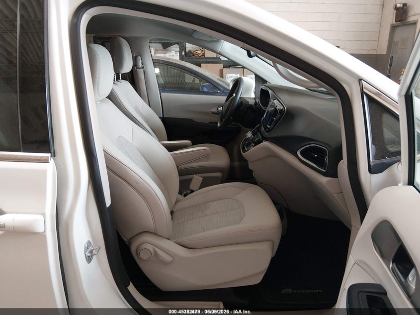 2017 CHRYSLER PACIFICA HYBRID auction photo 5