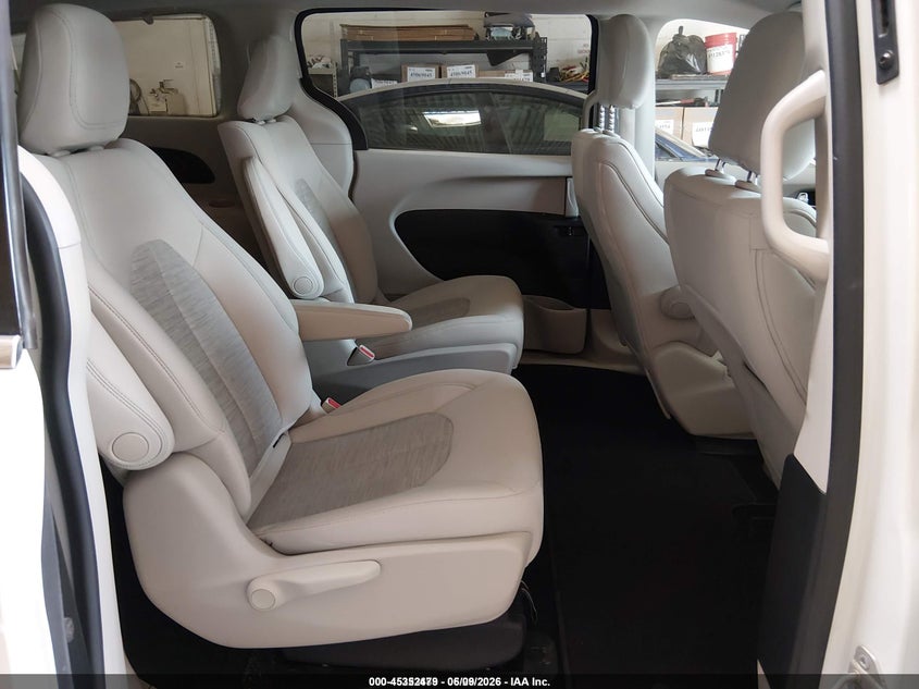 2017 CHRYSLER PACIFICA HYBRID auction photo 8