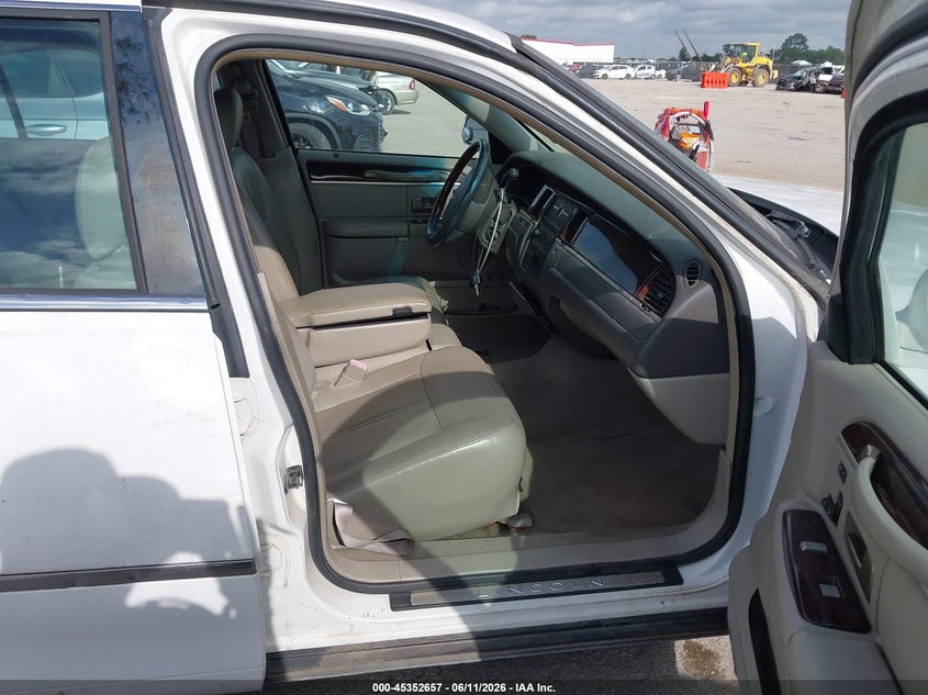 2009 LINCOLN TOWN CAR auction photo 5