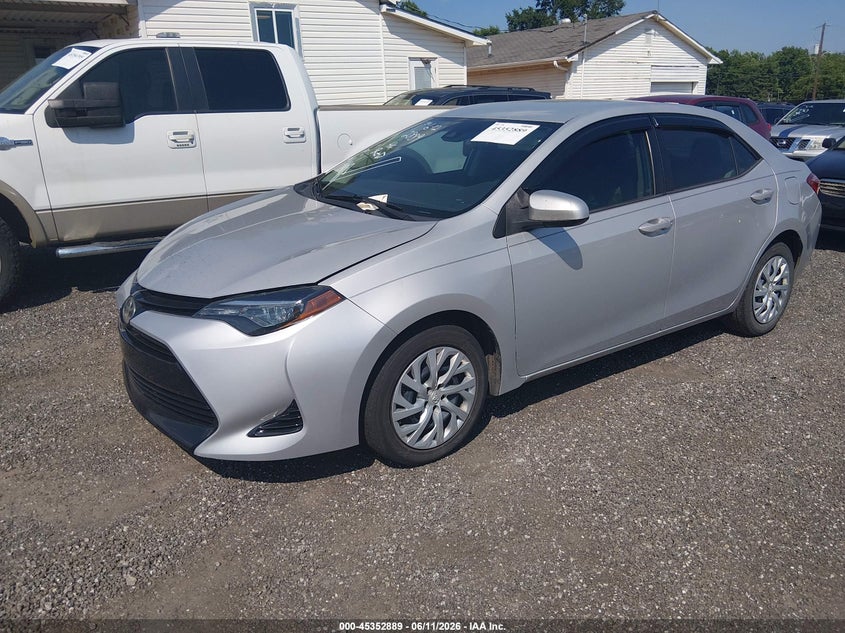 2018 Toyota Corolla Le 5YFBURHE7JP851821 photo 1