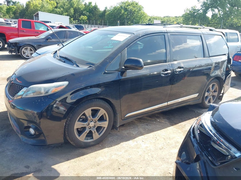 2017 TOYOTA SIENNA auction photo 2