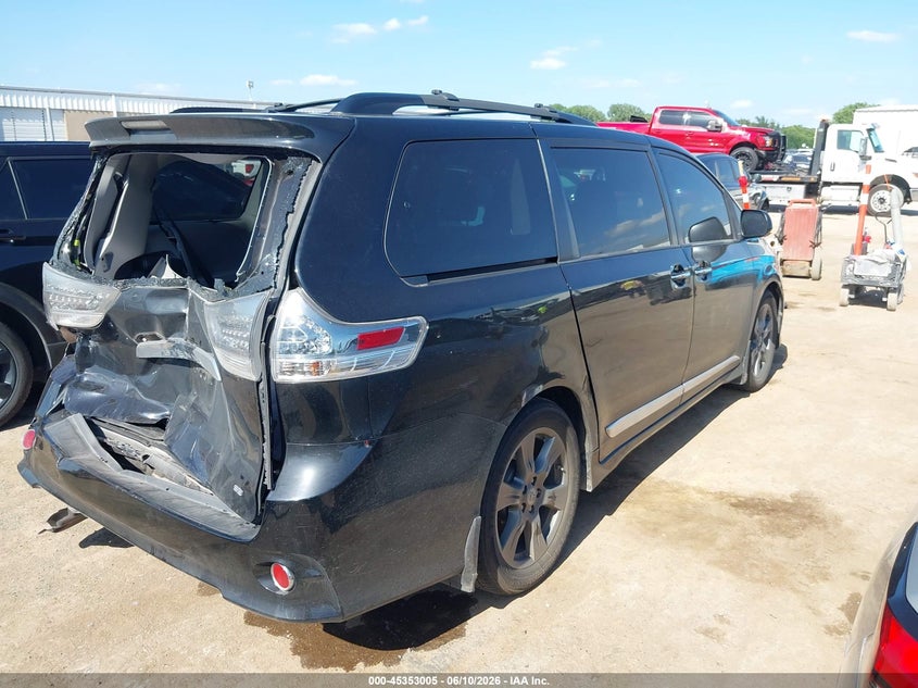 2017 TOYOTA SIENNA auction photo 4