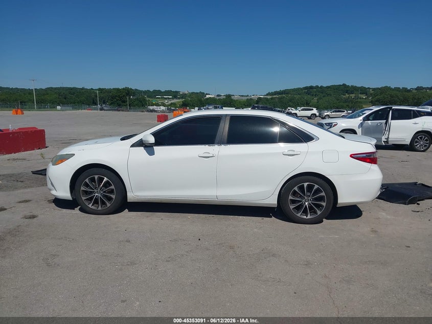 TOYOTA CAMRY - zdjęcie 15