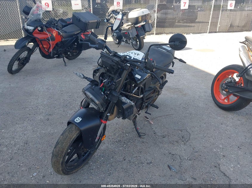 2024 HUSQVARNA VITPILEN 401/SVARTPILEN 401 auction photo 2