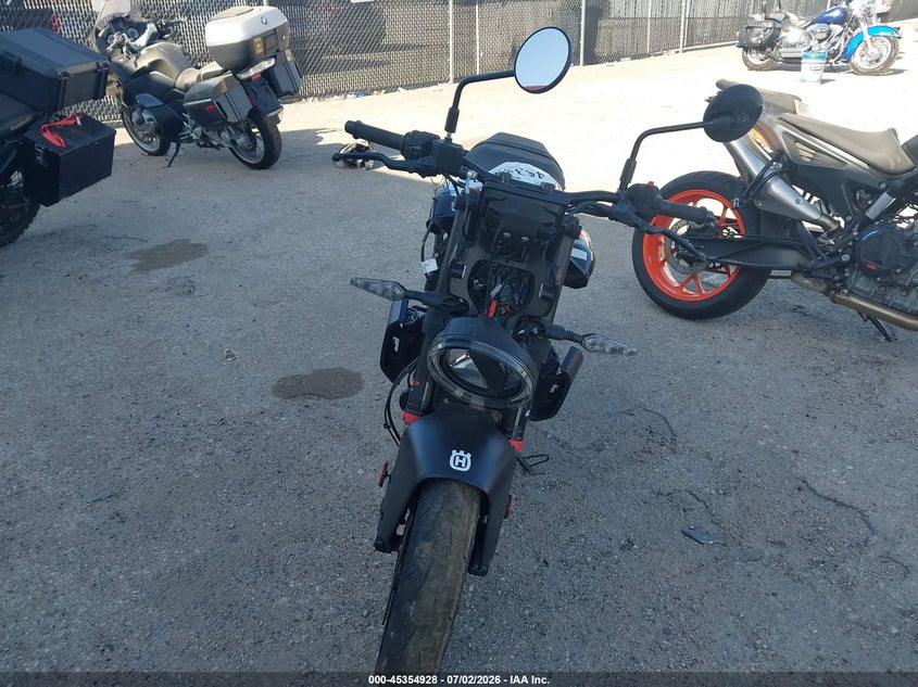 2024 HUSQVARNA VITPILEN 401/SVARTPILEN 401 auction photo 5