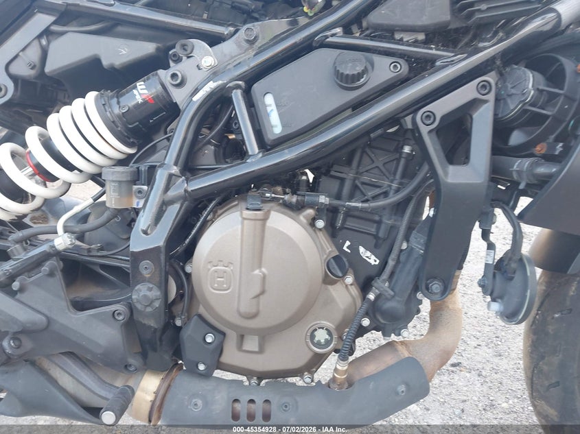 2024 HUSQVARNA VITPILEN 401/SVARTPILEN 401 auction photo 8