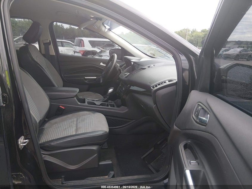 VIN 1FMCU0GD1KUC06137 2019 FORD ESCAPE SE
