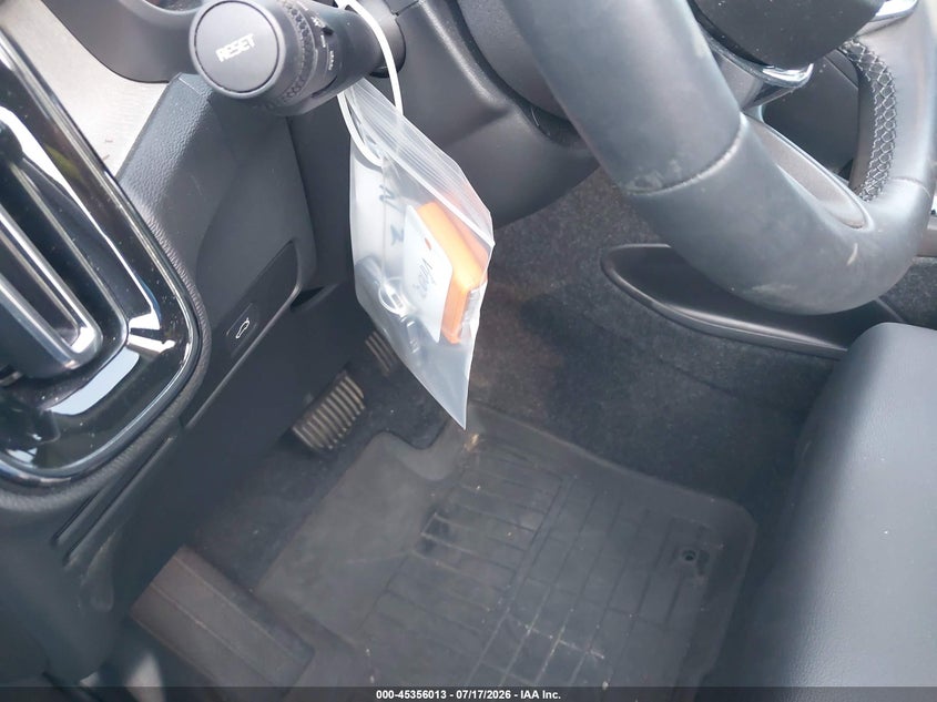 2024 Volvo Xc40 B5 Ultimate Bright Theme VIN: YV4L12UF4R2359600 Lot: 45356013