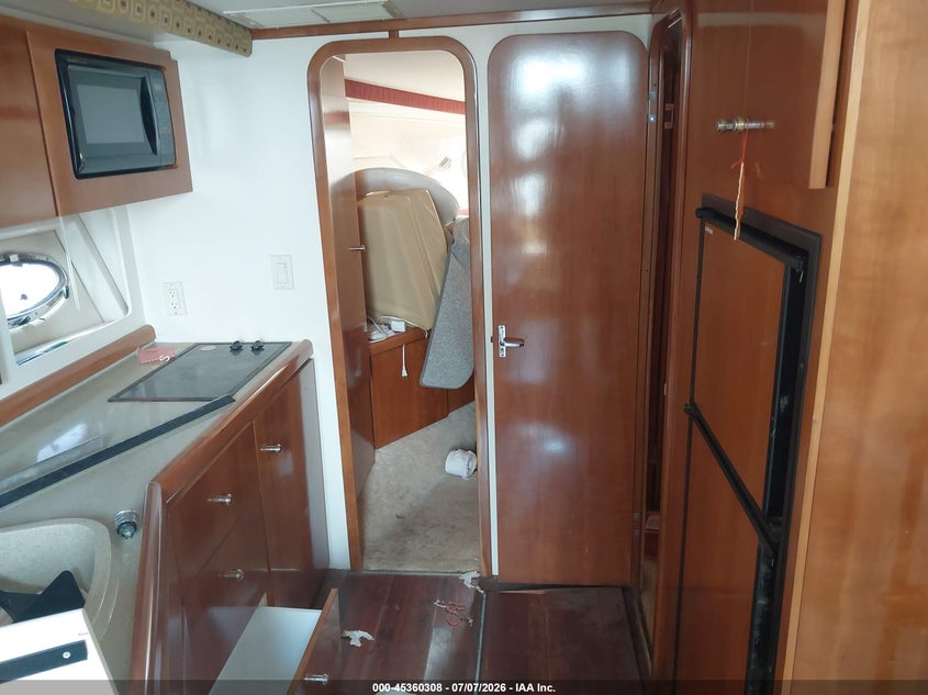 2001 CARVER 36' auction photo 8