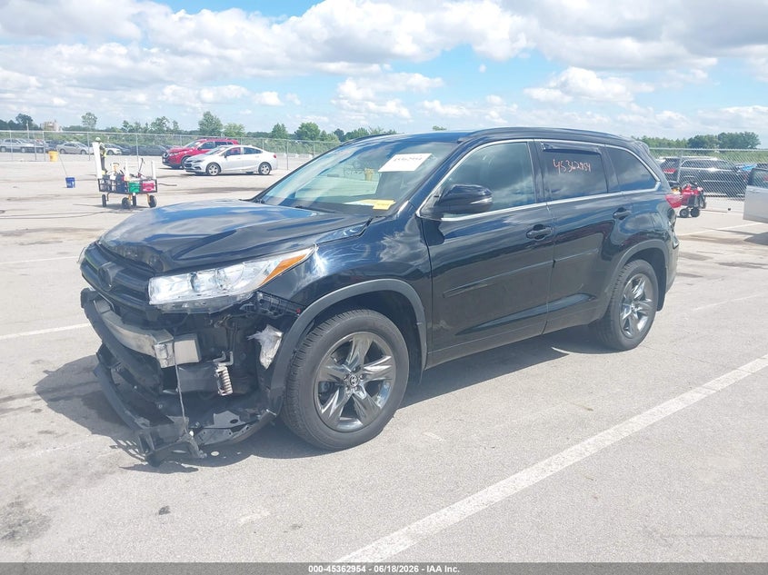 VIN: 5TDJZRFH6JS560597 2018 TOYOTA HIGHLANDER SE