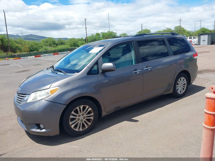 2011 TOYOTA SIENNA auction photo 2