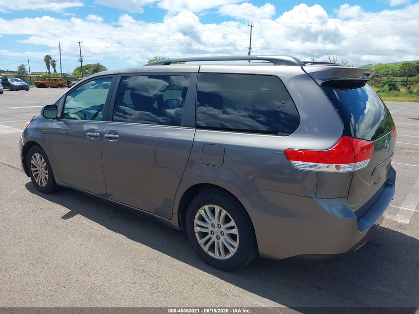 2011 TOYOTA SIENNA auction photo 3