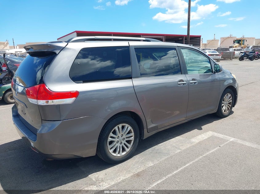 2011 TOYOTA SIENNA auction photo 4