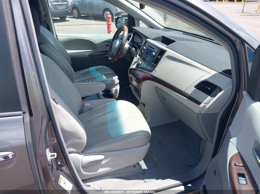 2011 TOYOTA SIENNA auction photo 5