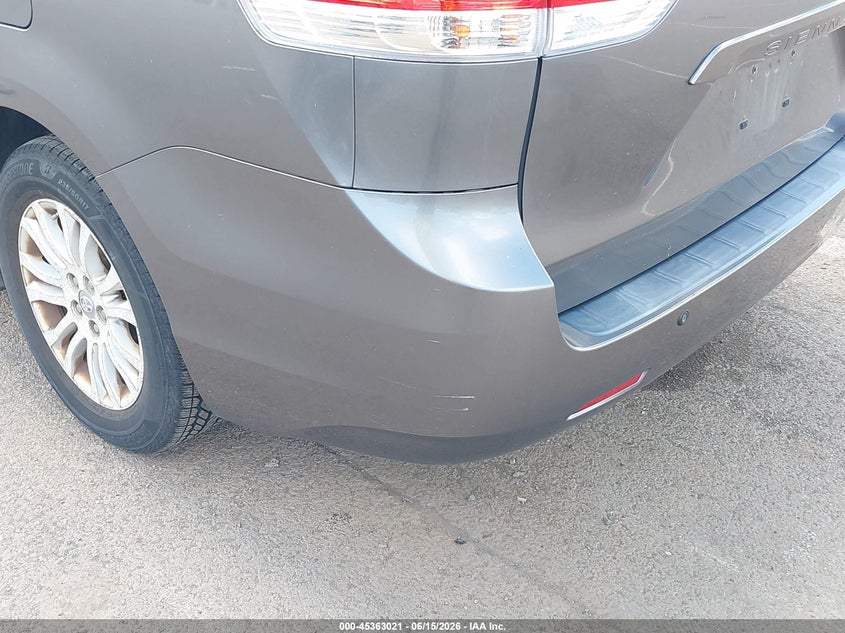 2011 TOYOTA SIENNA auction photo 6